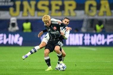 FRANKFURT, GERMANY - 26 NOVEMBER, 2025: Ritsu Doan, Davide Zappacosta - UEFA Şampiyonlar Ligi maçı Eintracht Frankfurt Atalanta Bergamo 'ya karşı Deutsche Park' ta.