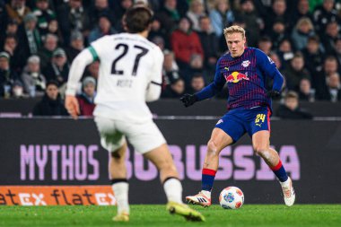 MOENCHENGLADBACH, ALMANY - 28 Kasım 2025: Xaver Schlager - 1. Bundesliga futbol maçı Borussia Moenchengladbach Borussia Park 'ta RB Leipzig' e karşı..
