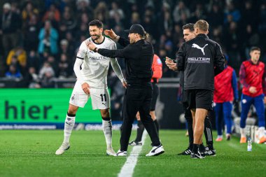 MOENCHENGLADBACH, ALMANY - 28 Kasım 2025: Tim Kleindienst, Eugen Polanski - 1. Bundesliga futbol maçı Borussia Moenchengladbach Borussia Park 'ta RB Leipzig' e karşı..