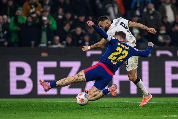 MOENCHENGLADBACH, ALMANY - 28 Kasım 2025: Franck Honorat, David Raum - 1. Bundesliga futbol maçı Borussia Moenchengladbach Borussia Park 'ta RB Leipzig' e karşı..
