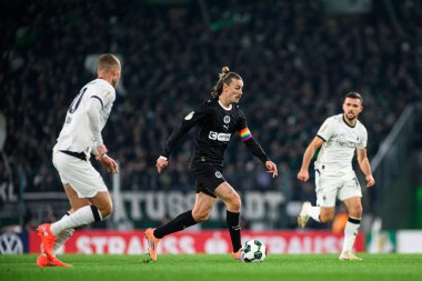 MOENCHENGLADBACH, GERMANY - 2 ARALIK 2025: Jackson Irvine - DFB Pokal, Almanya Kupası, Borussia-St.Pauli maçı Borussia Park 'ta.