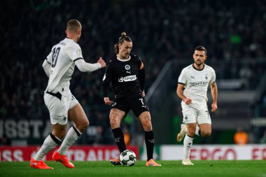 MOENCHENGLADBACH, GERMANY - 2 ARALIK 2025: Jackson Irvine - DFB Pokal, Almanya Kupası, Borussia-St.Pauli maçı Borussia Park 'ta.