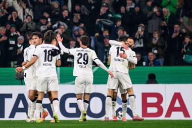 MOENCHENGLADBACH, GERMANY - 2 Aralık 2025: Franck Honorat, Haris Tabakoviç, gol - DFB Pokal, Almanya Kupası, Borussia-St.Pauli maçı Borussia Park 'ta.