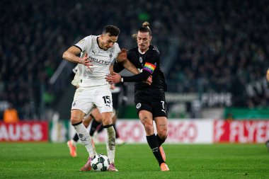 MOENCHENGLADBACH, GERMANY - 2 Aralık 2025: Jackson Irvine, Haris Tabakoviç - DFB Pokal, Almanya Kupası, Borussia-St.Pauli maçı Borussia Park.