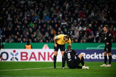 MOENCHENGLADBACH, GERMANY - 2 Aralık 2025: Sven Jablonski, Eric Smith - DFB Pokal, Almanya Kupası, Borussia-St.Pauli maçı Borussia Park.