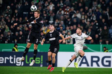 MOENCHENGLADBACH, GERMANY - 2 Aralık 2025: Hauke Wahl, Arkadiusz Pyrka, Lukas Ullrich - DFB Pokal, Almanya Kupası, Borussia-St.Pauli maçı Borussia Park.