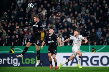 MOENCHENGLADBACH, GERMANY - 2 Aralık 2025: Hauke Wahl, Arkadiusz Pyrka, Lukas Ullrich - DFB Pokal, Almanya Kupası, Borussia-St.Pauli maçı Borussia Park.