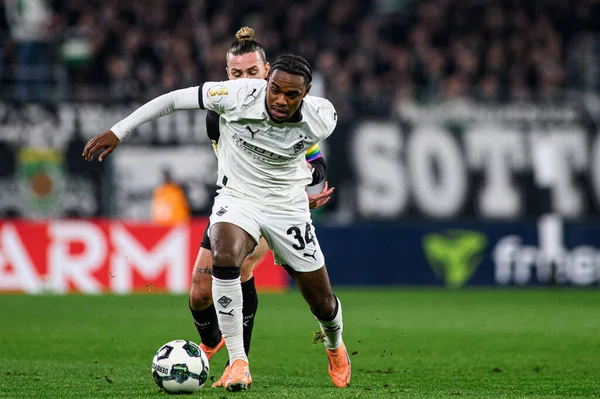 MOENCHENGLADBACH, GERMANY - 2 ARALIK 2025: Charles Herrmann, Jackson Irvine - DFB Pokal, Almanya Kupası, Borussia-St.Pauli maçı Borussia Park.