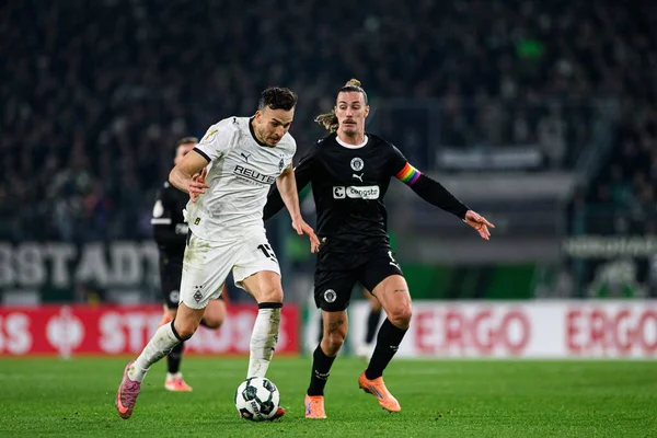 MOENCHENGLADBACH, GERMANY - 2 Aralık 2025: Jackson Irvine, Haris Tabakoviç - DFB Pokal, Almanya Kupası, Borussia-St.Pauli maçı Borussia Park.