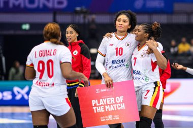 DORTMUND, GERMANY - 3 Aralık 2025: Kassoma Albertina Da Cruz, maçın oyuncusu, Rosario Dolmira Lingombe Do, Guialo Isabel Evelize Wangimba - Westfallenhalle 'de bayanlar Hentbol Dünya Şampiyonası 2025.