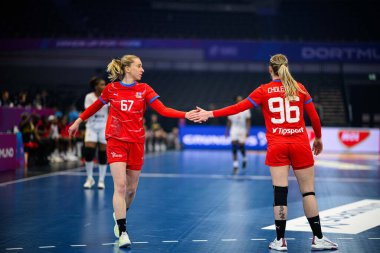 DORTMUND, GERMANY - 3 Aralık 2025: Kafka Mala Veronika, Cholevova Charlotte - Westfallenhalle 'de Kadınlar Hentbol Dünya Şampiyonası 2025.