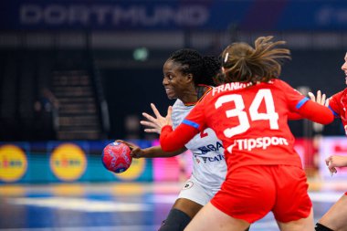 DORTMUND, Almanya - 3 Aralık 2025: Nenganga Vilma Pegado - Kadınlar Hentbol Dünya Şampiyonası 2025 Westfallenhalle 'de.