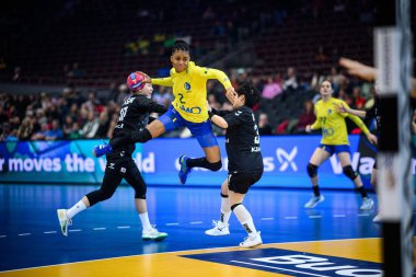 DORTMUND, GERMANY - 3 Aralık 2025: De Paula Bruna - 2025 Dünya Bayanlar Hentbol Şampiyonası - Westfallenhalle 'de Güney Kore' ye karşı.