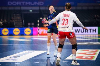 DORTMUND, GERMANY - 3 ARALIK 2025 Axner Tyra - 2025 Dünya Bayanlar Hentbol Şampiyonası Norveç 'e karşı Westfallenhalle' de.