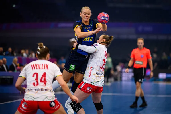 DORTMUND, GERMANY - 3 Aralık 2025: Koppang Nina, Deila Thale Rushfeldt - Kadınlar Hentbol Dünya Şampiyonası 2025 Norveç - Westfallenhalle 'de İsveç.