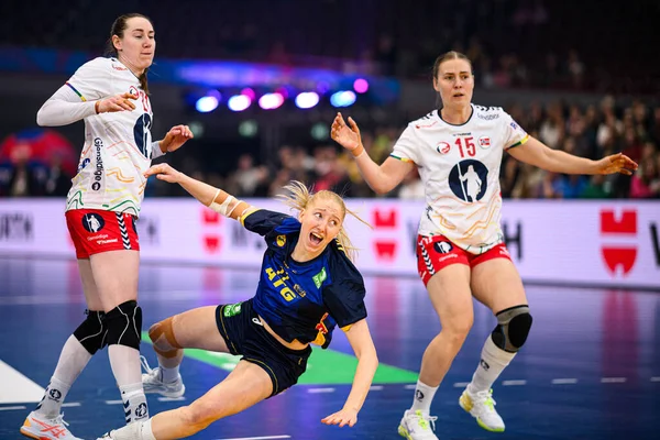 DORTMUND, GERMANY - 3 Aralık 2025: Axner Tyra, Bakkerud Ingvild Kristiansen, Ingstad Vilde Mortensen - Kadınlar Hentbol Dünya Şampiyonası 2025 Norveç - Westfallenhalle 'de İsveç' e karşı.