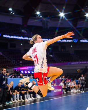 DORTMUND, GERMANY - 3 Aralık 2025: Aune Malin Larsen - Dünya Bayanlar Hentbol Şampiyonası 2025 Norveç 'e karşı Westfallenhalle' de.