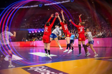 DORTMUND, GERMANY - 4 ARALIK 2025: Sırbistan 'ın Westfallenhalle' deki Faroe Adalarına Karşı Bayanlar Hentbol Şampiyonası 2025.