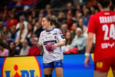 DORTMUND, GERMANY - 4 Aralık 2025: Suna Krossteig Hansen - Dünya Bayanlar Hentbol Şampiyonası 2025 Sırbistan 'ın Westfallenhalle' deki Faroe Adaları 'na karşı.