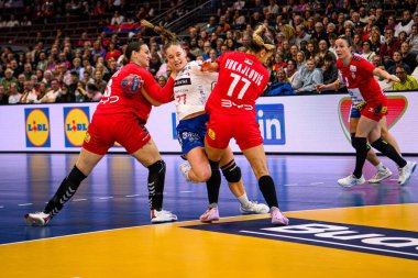 DORTMUND, GERMANY - 4 Aralık 2025: Jana Mittun, Katarina Krpez Slezak, Aleksandra Vukajloviç - Kadınlar Hentbol Dünya Şampiyonası 2025 Sırbistan 'ın Westfallenhalle' de Faroe Adaları 'na karşı.