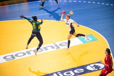 DORTMUND, GERMANY - 4 Aralık 2025: Antje Doll, Armelle Attingre - Dünya Bayanlar Hentbol Şampiyonası 2025 Karadağ, Westfallenhalle 'de Almanya' ya karşı.