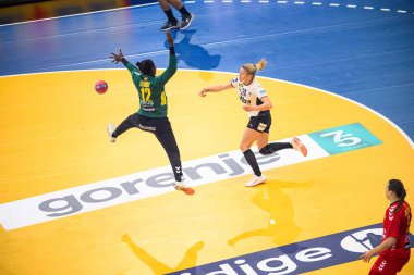 DORTMUND, GERMANY - 4 Aralık 2025: Antje Doll, Armelle Attingre - Dünya Bayanlar Hentbol Şampiyonası 2025 Karadağ, Westfallenhalle 'de Almanya' ya karşı.