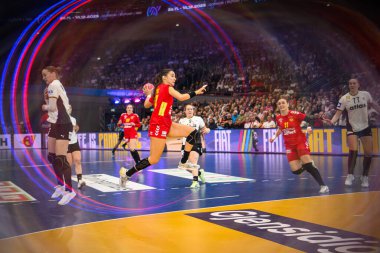 DORTMUND, GERMANY - 4 Aralık 2025: Nina Bulatoviç - Dünya Bayanlar Hentbol Şampiyonası 2025 Karadağ, Westfallenhalle 'de Almanya' ya karşı.