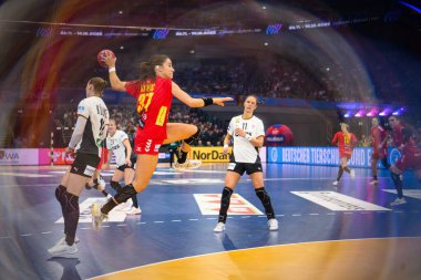 DORTMUND, GERMANY - 4 Aralık 2025: Nina Bulatoviç - Dünya Bayanlar Hentbol Şampiyonası 2025 Karadağ, Westfallenhalle 'de Almanya' ya karşı.