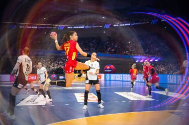 DORTMUND, GERMANY - 4 Aralık 2025: Nina Bulatoviç - Dünya Bayanlar Hentbol Şampiyonası 2025 Karadağ, Westfallenhalle 'de Almanya' ya karşı.