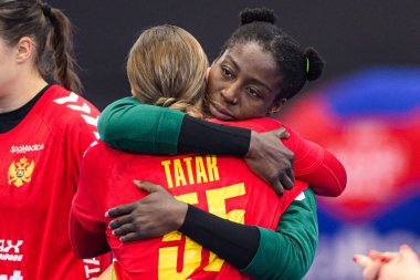 DORTMUND, GERMANY - 4 Aralık 2025: Armelle Attingre, Andrijana Tatar - Dünya Bayanlar Hentbol Şampiyonası 2025 Karadağ, Westfallenhalle 'de Almanya' ya karşı.