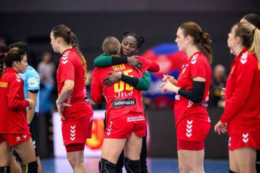 DORTMUND, GERMANY - 4 Aralık 2025: Armelle Attingre, Andrijana Tatar - Dünya Bayanlar Hentbol Şampiyonası 2025 Karadağ, Westfallenhalle 'de Almanya' ya karşı.