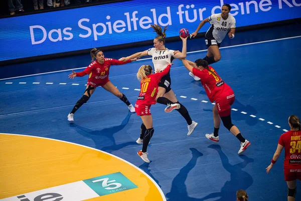 DORTMUND, GERMANY - 4 Aralık 2025: Xenia Smits - Dünya Bayanlar Hentbol Şampiyonası 2025 Karadağ, Westfallenhalle 'de Almanya' ya karşı.