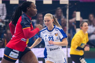 DORTMUND, Almanya - 4 Aralık 2025: Dana Bjorg Gudmundsdottir - 2025 Dünya Bayanlar Hentbol Şampiyonası - İspanya 'ya karşı Westfallenhalle Adası.