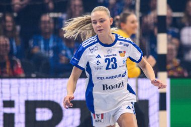 DORTMUND, Almanya - 4 Aralık 2025: Dana Bjorg Gudmundsdottir - 2025 Dünya Bayanlar Hentbol Şampiyonası - İspanya 'ya karşı Westfallenhalle Adası.