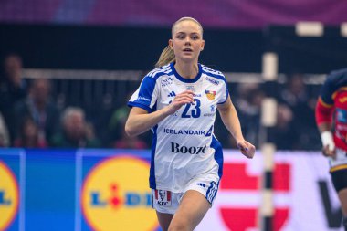 DORTMUND, Almanya - 4 Aralık 2025: Dana Bjorg Gudmundsdottir - 2025 Dünya Bayanlar Hentbol Şampiyonası - İspanya 'ya karşı Westfallenhalle Adası.