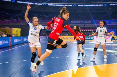 DORTMUND, GERMANY - 4 Aralık 2025: Dana Bjorg Gudmundsdottir, Anne Erauskin - Kadınlar Hentbol Dünya Şampiyonası 2025.