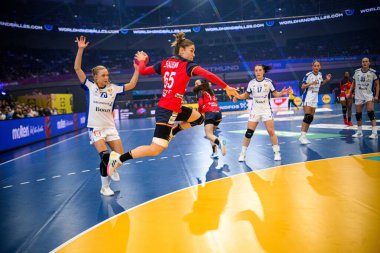 DORTMUND, GERMANY - 4 Aralık 2025: Anne Erauskin - 2025 Dünya Bayanlar Hentbol Şampiyonası - İspanya 'ya karşı Westfallenhalle' de.