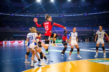 DORTMUND, GERMANY - 4 Aralık 2025: Anne Erauskin - 2025 Dünya Bayanlar Hentbol Şampiyonası - İspanya 'ya karşı Westfallenhalle' de.