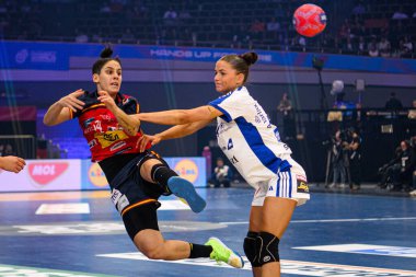 DORTMUND, GERMANY - 4 ARALIK 2025: Alicia Fernandez, Matthildur Lilja Jonsdottir - 2025 Dünya Bayanlar Hentbol Şampiyonası - İspanya 'ya karşı Westfallenhalle.