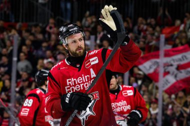 COLOGNE, ALMANY - 5 Aralık 2025: Brady Austin - Hokey maçı DEL Koelner Haie - Lanxess Arena 'da Nurnberg Buz Kaplanları.