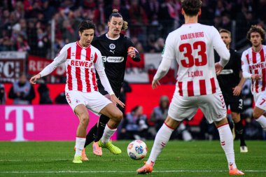 COLOGNE, GERMANY - 6 Aralık 2025: Denis Huseinbasic, Jackson Irvine - Bundesliga 1.FC Koeln-St. Pauli maçı Rhein Enerji Stadyumu 'nda.