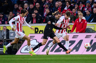 COLOGNE, GERMANY - 6 Aralık 2025: Jackson Irvine, Jan Thielmann - Bundesliga 1.FC Koeln-St. Pauli maçı Rhein Enerji Stadyumu 'nda.