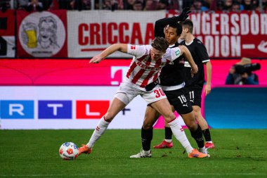COLOGNE, GERMANY - 6 ARALIK, 2025: Marius Bulter, Joel Chima Fujita - Bundesliga 1.FC Koeln-St. Pauli maçı.