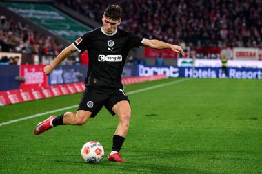 COLOGNE, GERMANY - 6 ARALIK 2025: Oladapo Afolayan - 1.FC Koeln-St. Pauli futbol maçı Rhein Enerji Stadyumu 'nda.