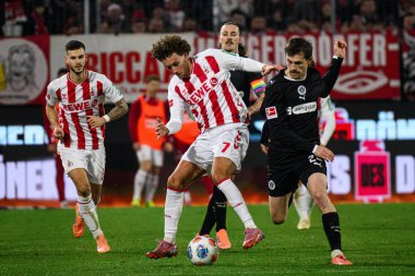 COLOGNE, GERMANY - 6 ARALIK, 2025: Luca Waldschmidt, Connor Metcalfe - Bundesliga 1.FC Koeln-St. Pauli maçı.