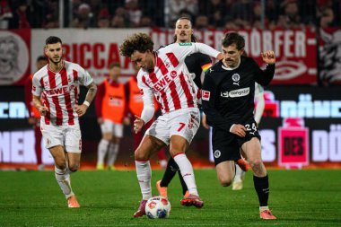 COLOGNE, GERMANY - 6 ARALIK, 2025: Luca Waldschmidt, Connor Metcalfe - Bundesliga 1.FC Koeln-St. Pauli maçı.