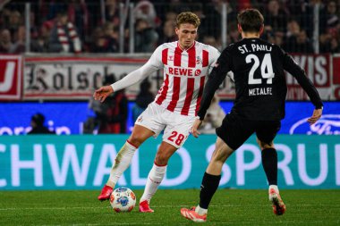 COLOGNE, GERMANY - 6 Aralık 2025: Sebastian Sebulonsen, Connor Metcalfe - Bundesliga 1.FC Koeln-St. Pauli maçı Rhein Energie Stadion 'da.