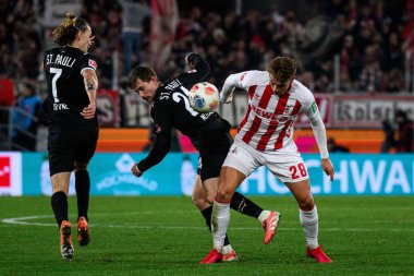 COLOGNE, GERMANY - 6 Aralık 2025: Connor Metcalfe, Sebastian Sebulonsen - Bundesliga 1.FC Koeln-St. Pauli maçı Rhein Energie Stadion 'da.