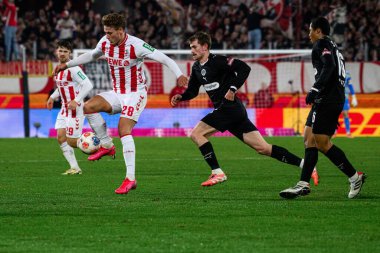 COLOGNE, GERMANY - 6 Aralık 2025: Connor Metcalfe, Sebastian Sebulonsen - Bundesliga 1.FC Koeln-St. Pauli maçı Rhein Energie Stadion 'da.