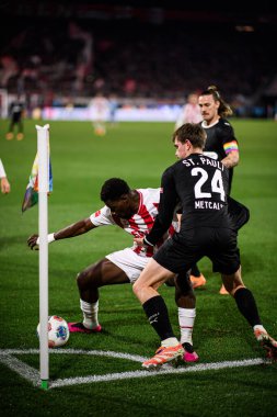COLOGNE, GERMANY - 6 Aralık 2025: Ragnar Ache, Connor Metcalfe - Bundesliga 1.FC Koeln-St. Pauli maçı Rhein Enerji Stadyumu 'nda.